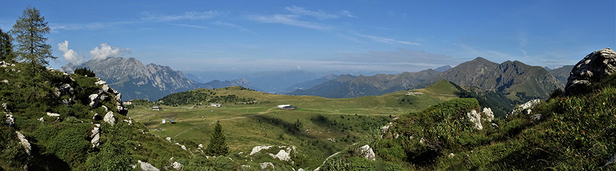 Panorama sui Piani di Bobbio dal sent. 101 in salita alla Bocchetta dei mughi